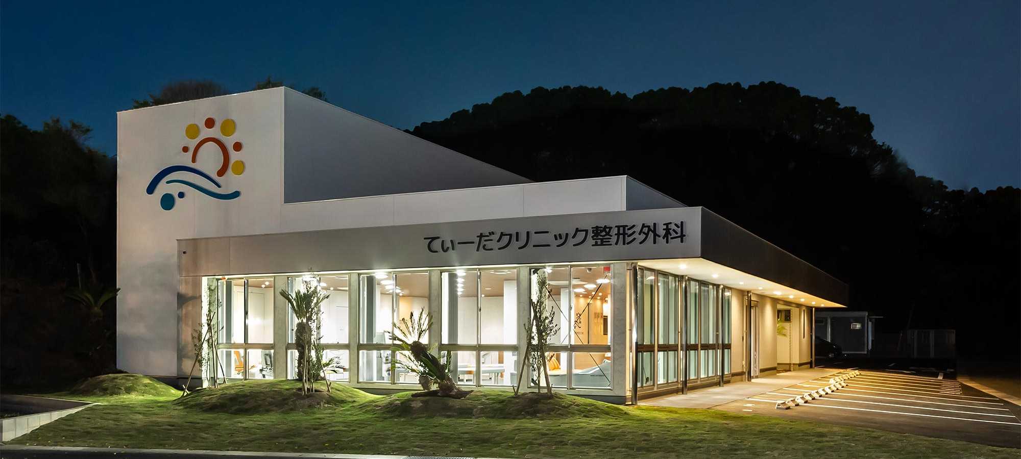 キービジュアル　クリニック外観　夜間